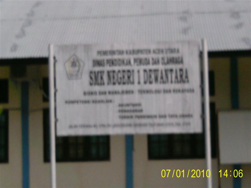 Papan nama SMK Negeri 1 Dewantara