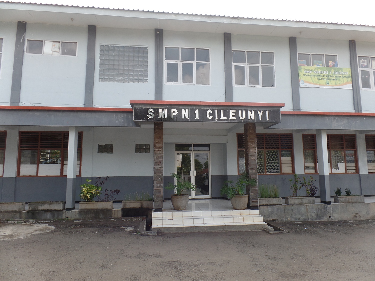 SMPN 1 CILEUNYI